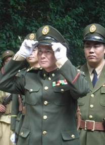 两个人一前一后攻击叙述
