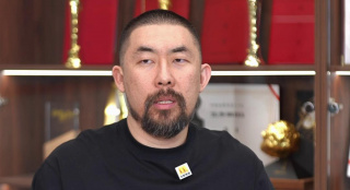 在车子里亲亲